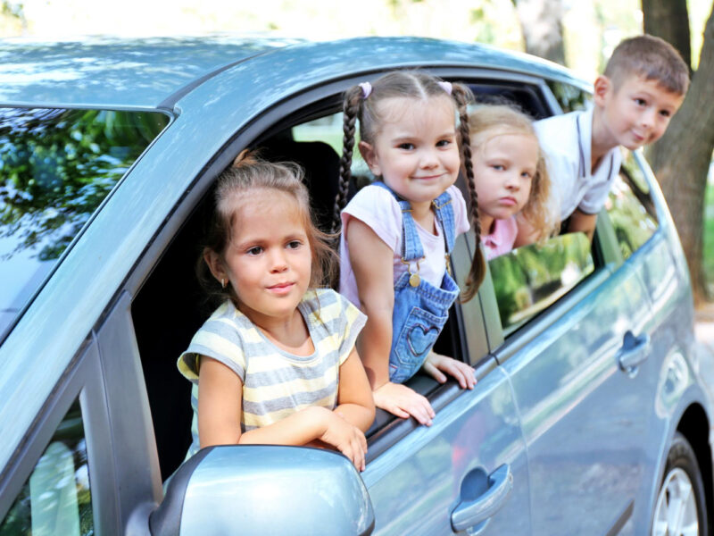ninos sonrientes auto