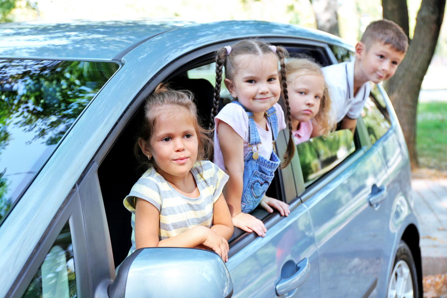 ninos sonrientes auto
